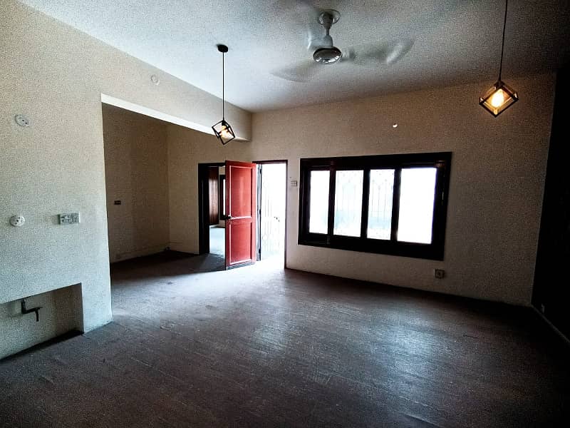 10 MARLA BEAUTIFUL UPPER PORTION WITH SEPARATE GATE AVAILABLE FOR RENT 7