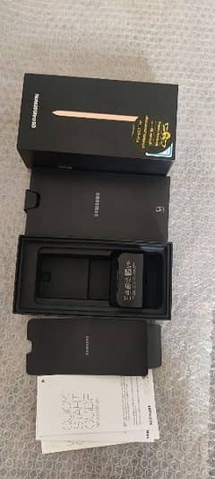 Samsung Note20 Ultra and realme 6 boxes