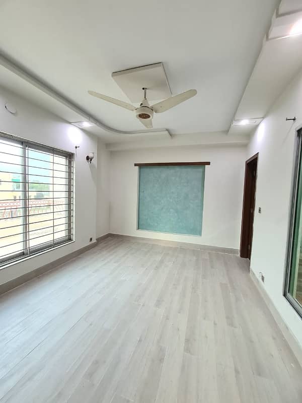 Prime Location 10 Marla Modern House For Sale In DHA Phase 5 Lahore 3