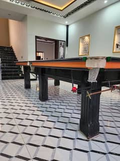 snooker tabel with 2 snooker stickes
