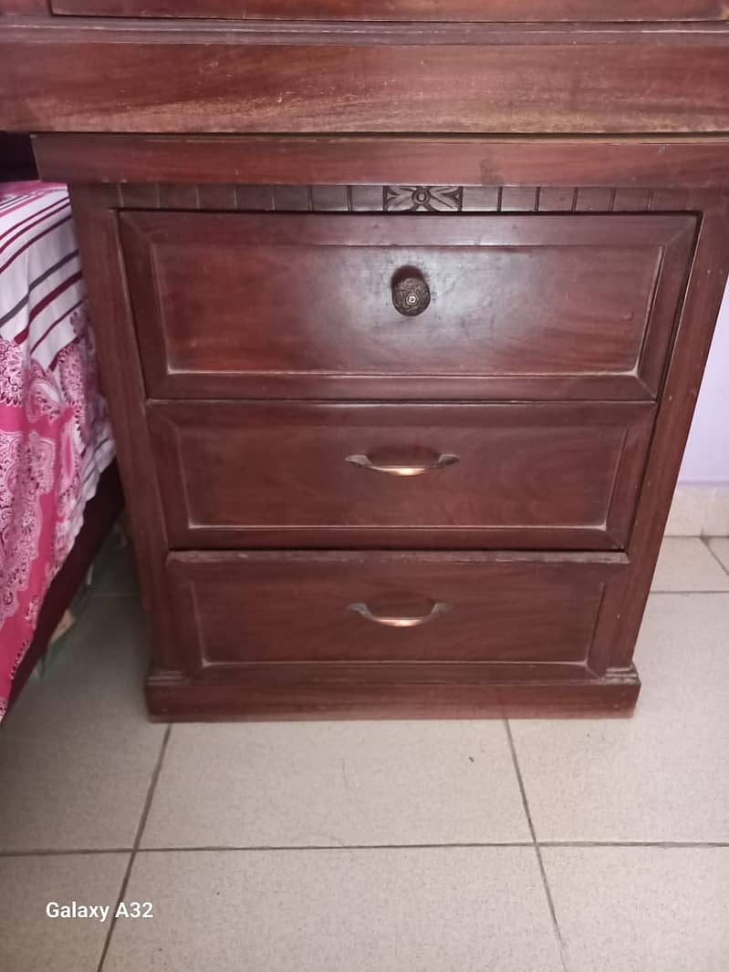 Selling dressing tables and side drawers 3