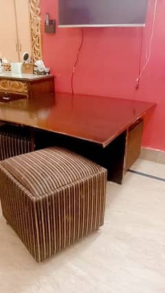 One table and with 4 stool table size 4/4 and in good condition