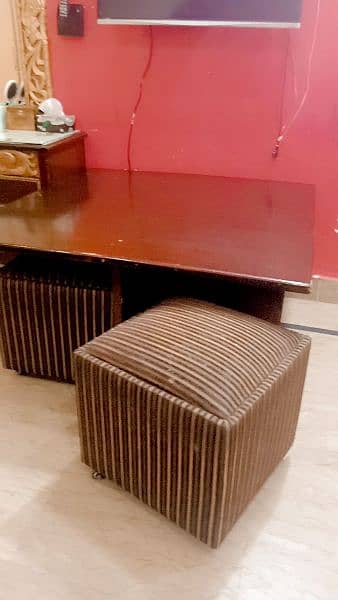 One table and with 4 stool table size 4/4 and in good condition 1