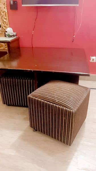 One table and with 4 stool table size 4/4 and in good condition 2