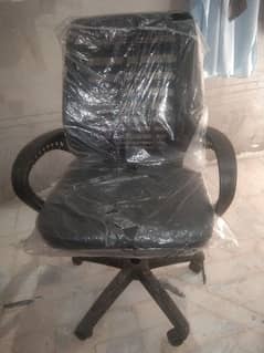 Office revlaowing chair in black color