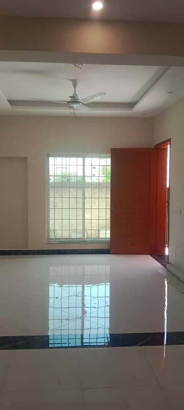 10 Marla Triple Storey House For Rent 27