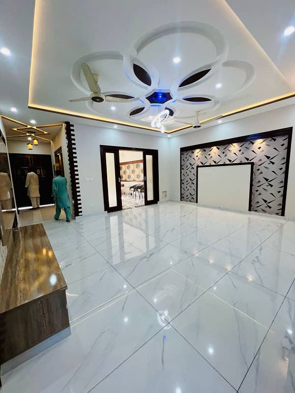 "Exquisite Luxury Home for Sale in Media Town" 4