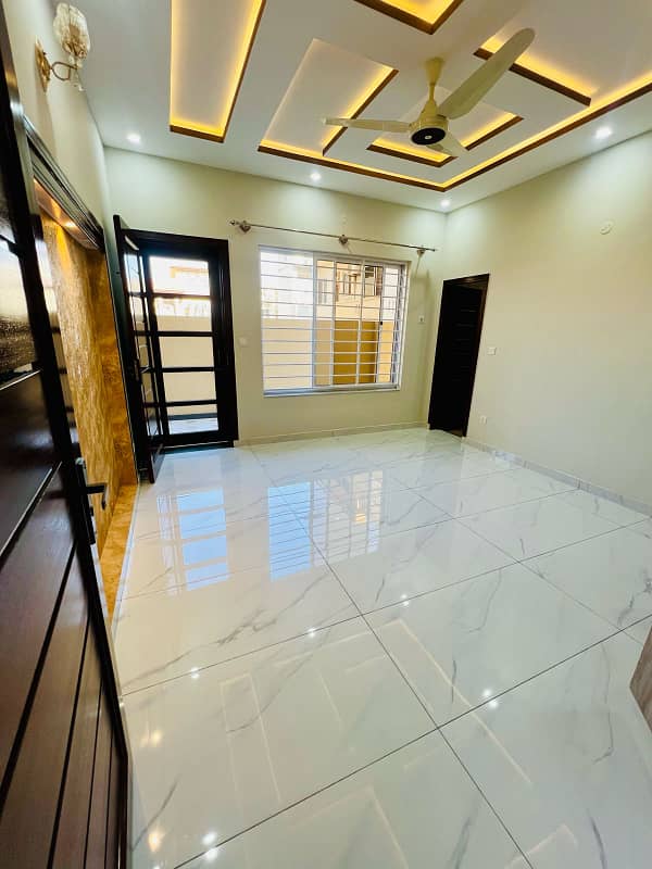 "Exquisite Luxury Home for Sale in Media Town" 5