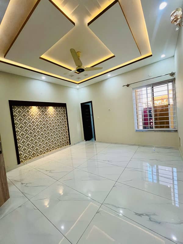 "Exquisite Luxury Home for Sale in Media Town" 8