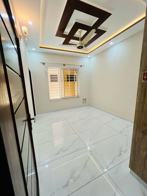 "Exquisite Luxury Home for Sale in Media Town" 10