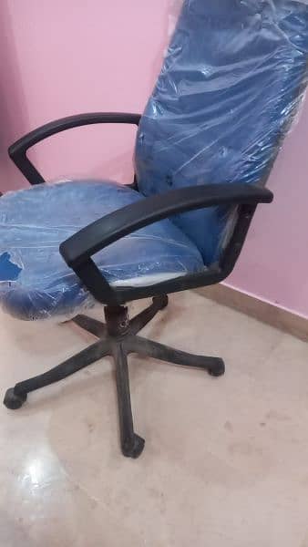 good condition revolving chair 1