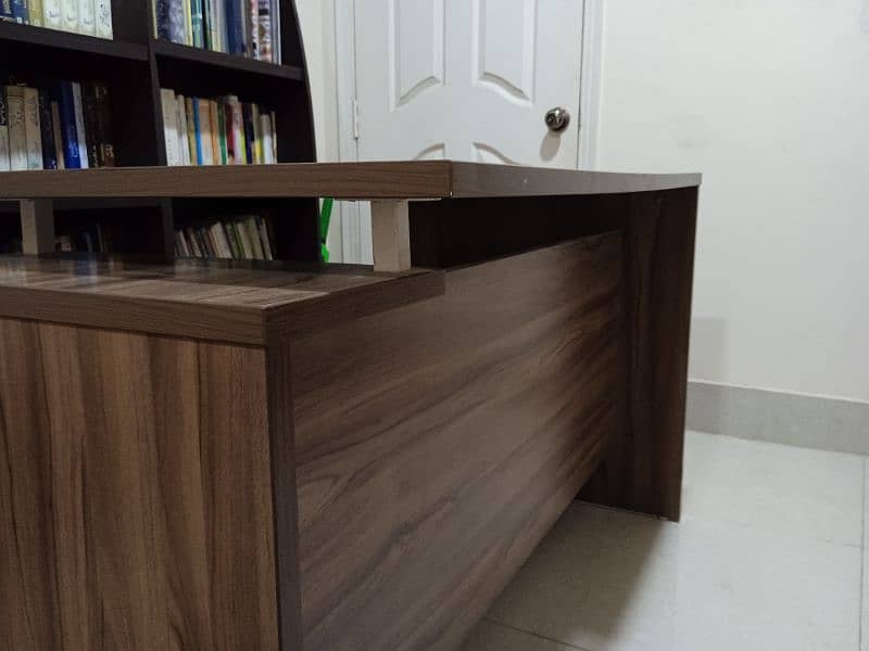 Executive Office table in pristine condition (Original Interwood) 1