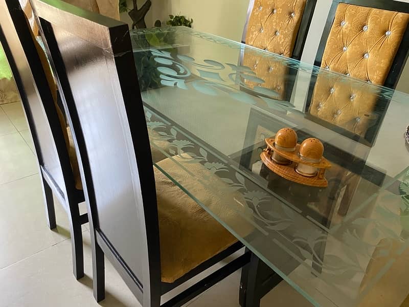 Selling 6 seat Dinning Table with chairs 3