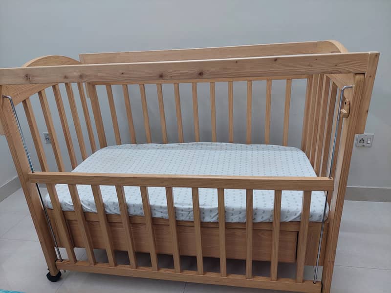 Baby Cot with one lift panel. Mattress included. 1
