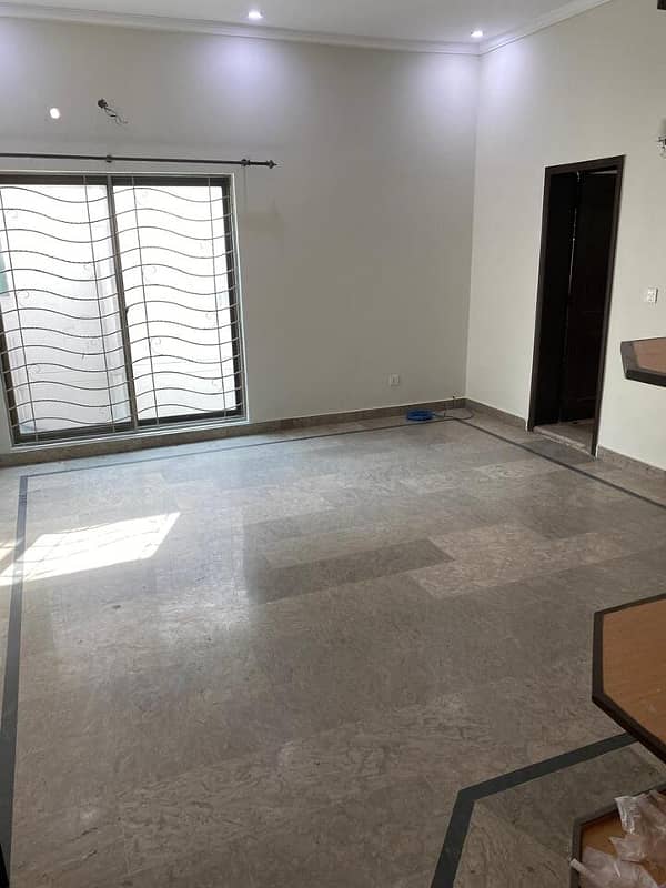 One Kanal Upper Portion House For Rent in DHA Phase 4 Non Furnished. 7