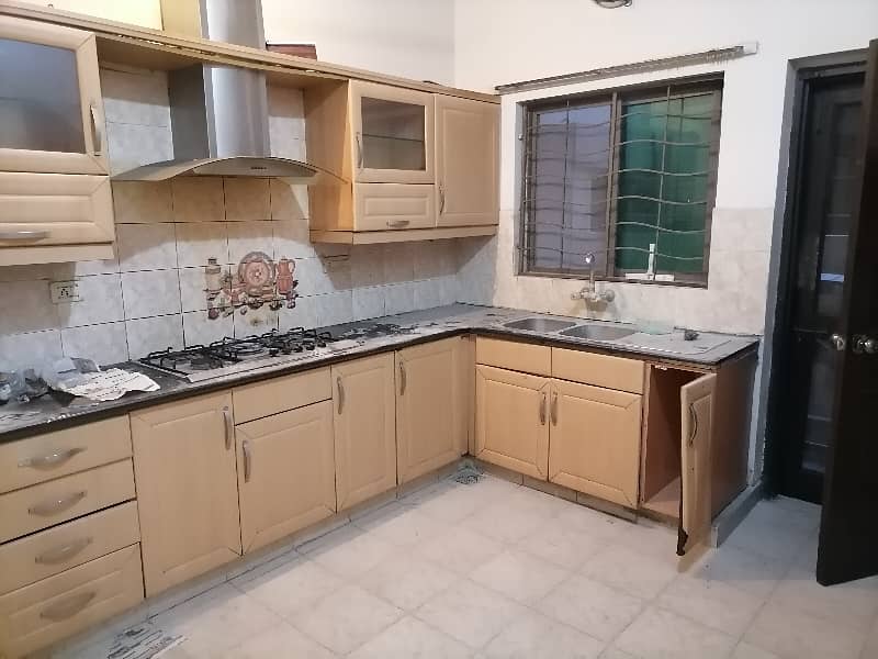 10 Marla House For rent In The Perfect Location Of Askari 10 6