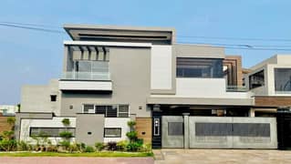 1 kannal modern House Available for sale in Sector C Bahria Town Lahore
