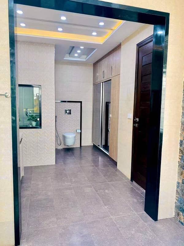 1 kannal modern House Available for sale in Sector C Bahria Town Lahore 16