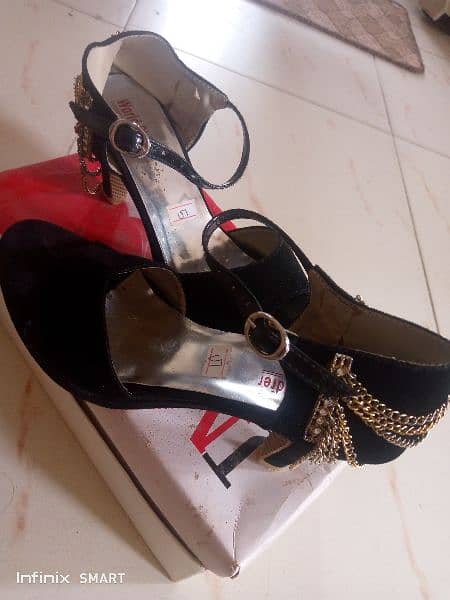 girls heel sandel size (5) world childer shoes 0