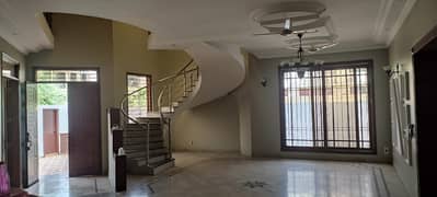 500 YARDS BUNGALOW FOR SALE PHASE 8 VERY WELL MAINTAINED 0