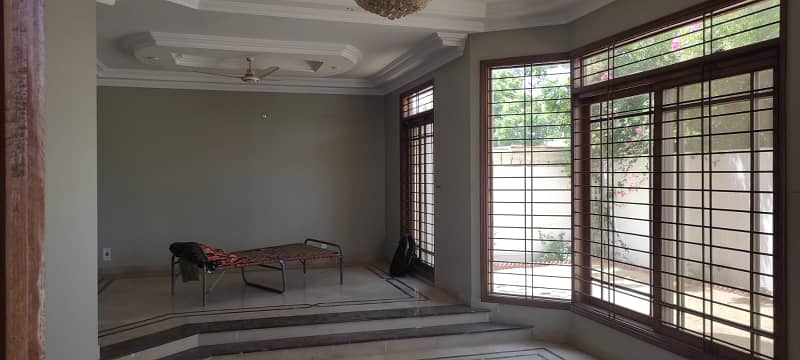 500 YARDS BUNGALOW FOR SALE PHASE 8 VERY WELL MAINTAINED 1