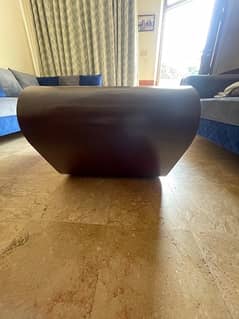 Center table in excellent condition for sale