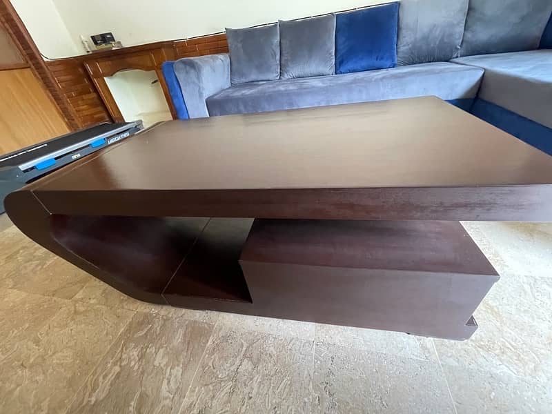 Center table in excellent condition for sale 1