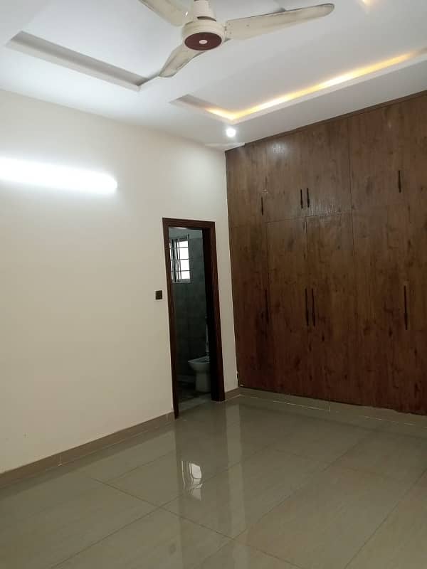 10 Marla Double Unit House, 5 Bed Room With Attached Bath, Drawing Dinning Kitchen, T. V Lounge, Servant Quarter 15