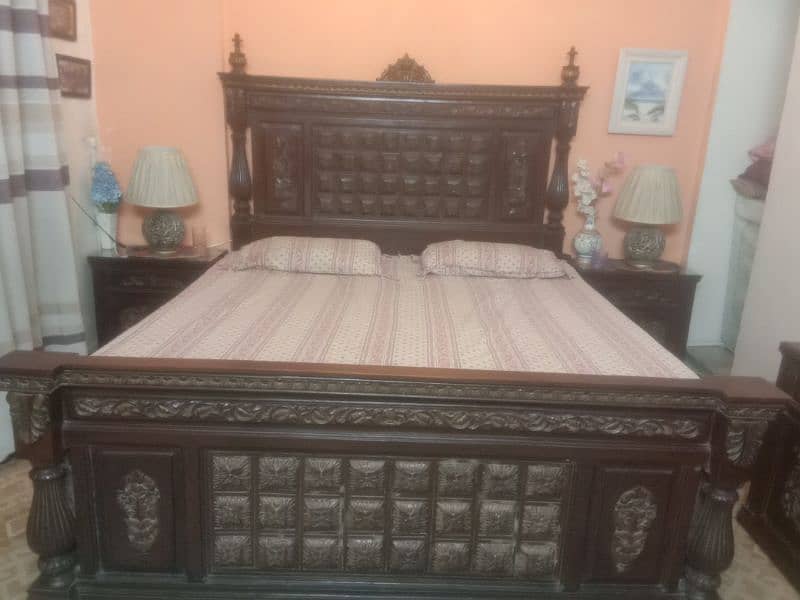 chinoti king size bed with side tables and 3 door almari 0