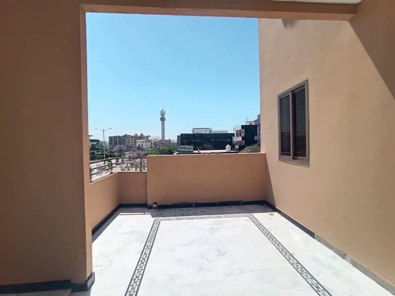 MULTI GARDENS B17 ISLAMABAD 8 MARLA ON MAIN DOUBLE ROAD (MR11) SUNFACE BASEMENT * GROUND * FRIST * SECOND FLOOR HOUSE AVAILABLE FOR SALE ON INVESTOR RATE 13