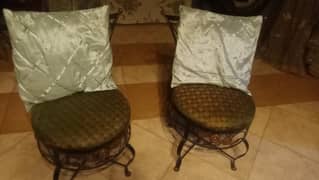 2 rotirin chairs with round glass table