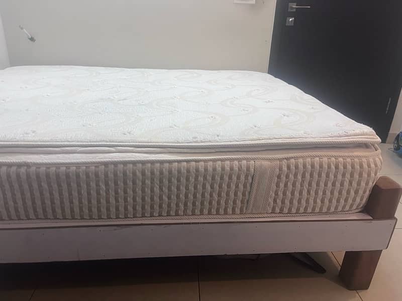 queen bed perfect condition 1