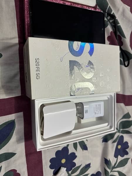 selling samsung s20 fe 5g sim time available  cloud navy 6/128 7