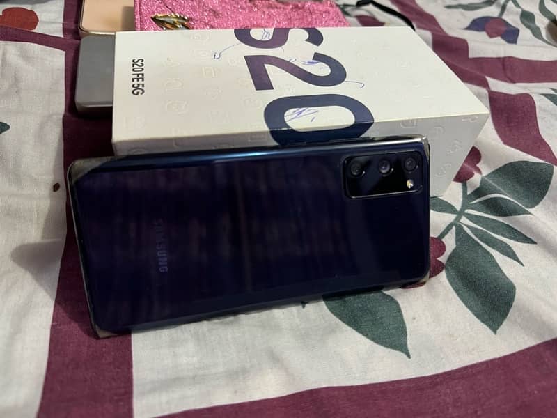 selling samsung s20 fe 5g sim time available  cloud navy 6/128 10