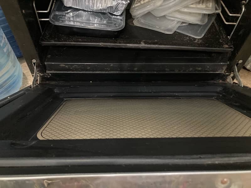 Slighty used good condition oven 2