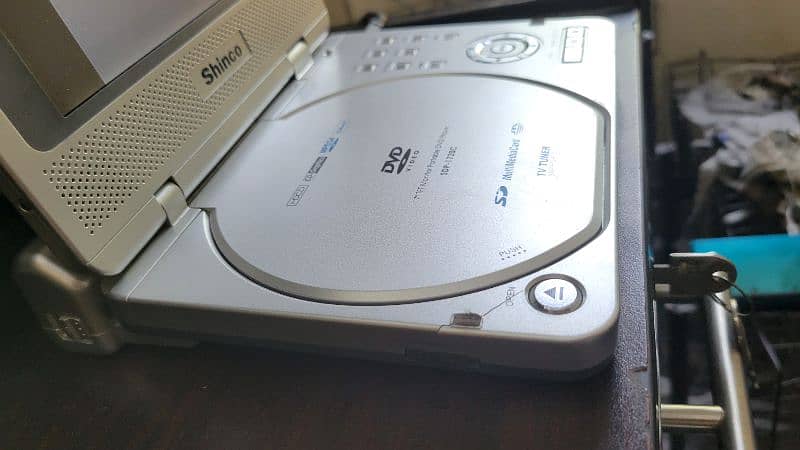 Cd DVD player with Screen 2