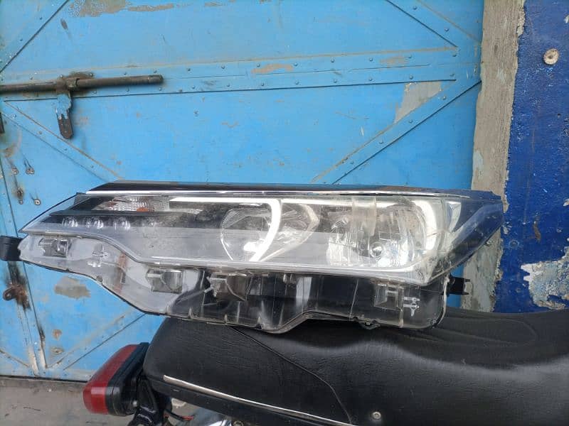 toyota GLi 2018 original headlight left side 0