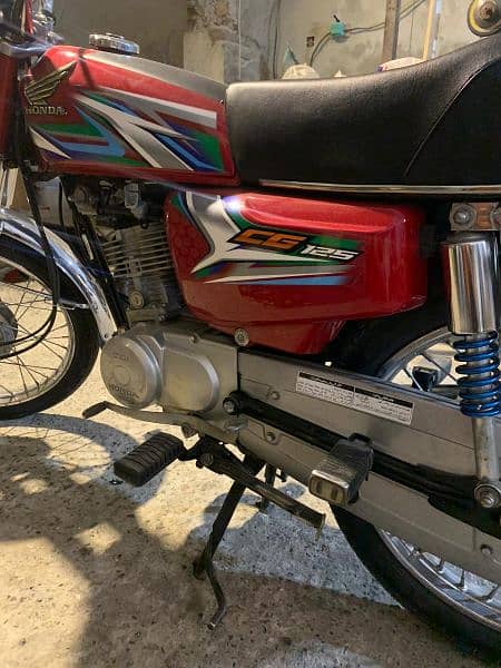 Honda 125 red color h bike bilkul saf condition m h 0