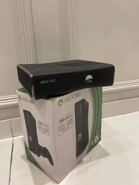 Xbox 360 with 2 wireless comtrollers 1