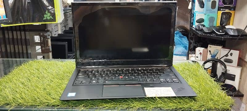 I5 Gen8
LENOVO X1 Carban
RAM 8 DDR4
SSD 256M2 3