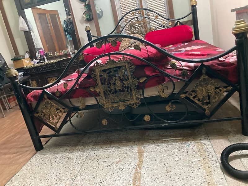 Iron bed for sale in good condition 1