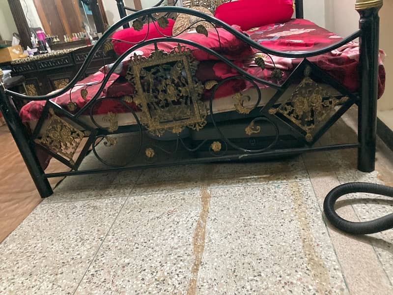 Iron bed for sale in good condition 2