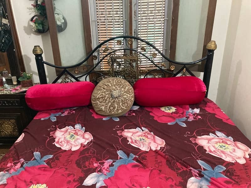 Iron bed for sale in good condition 3