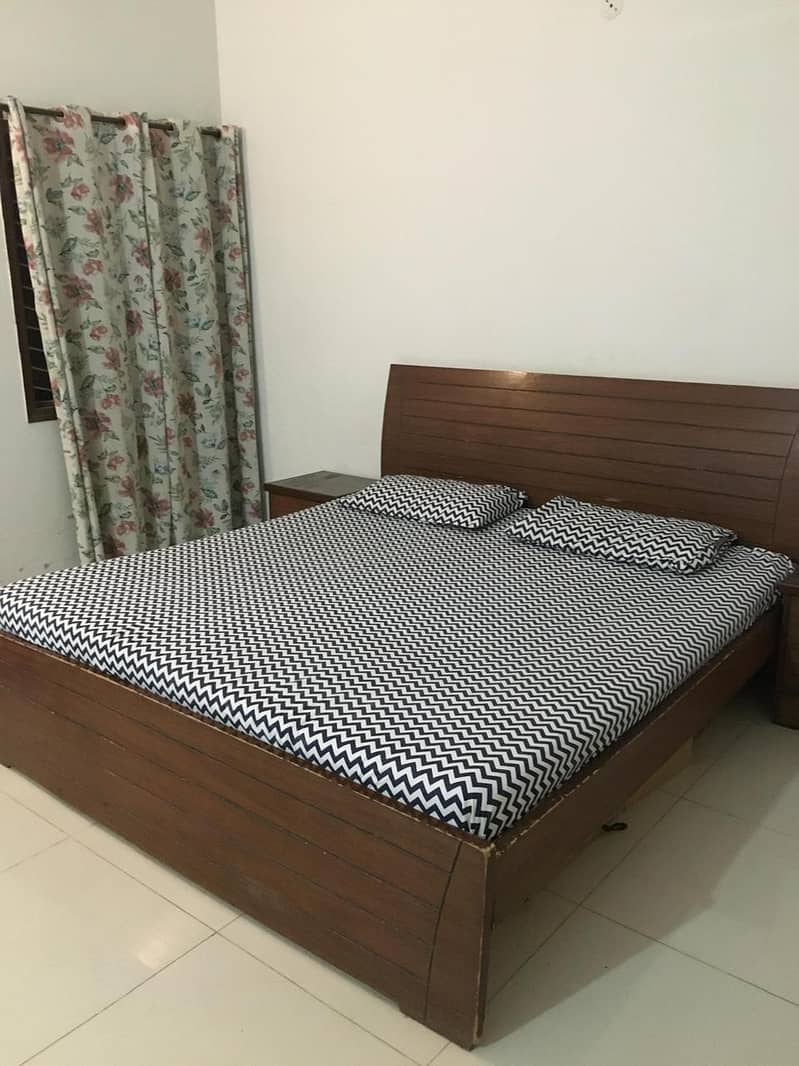 King size used Bed with mattress and two side tables 4