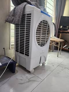 Boss Cooler Ac/Dc Inverter low electricity consumption. giod condition