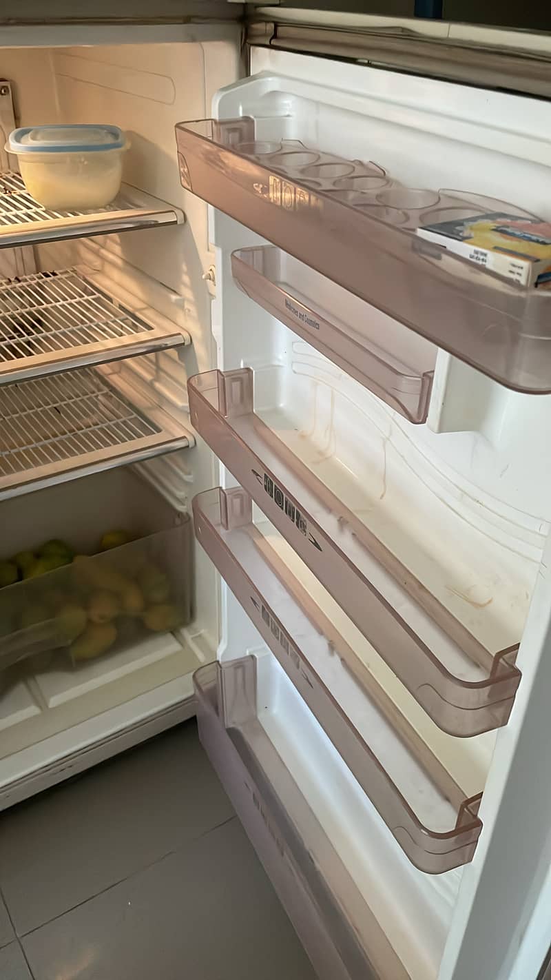 Selling dawlance Refrigerator 2