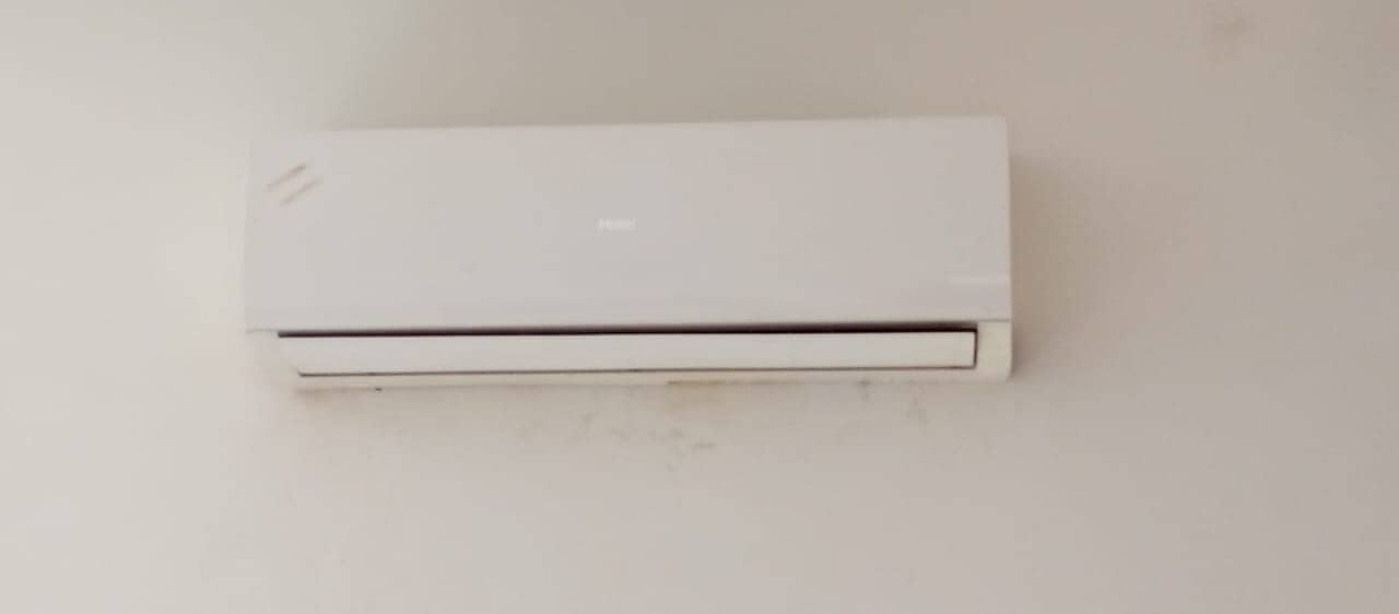 5-6 years used 1.5 Ton Non Inverter Split AC - Hair 0