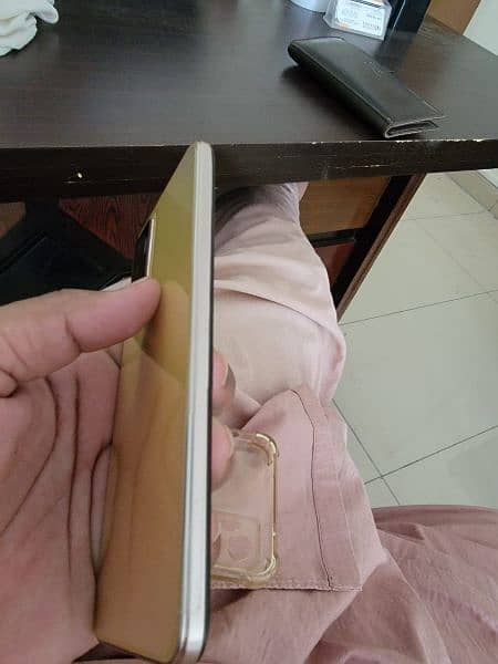 iam selling my Vivo V23e 1