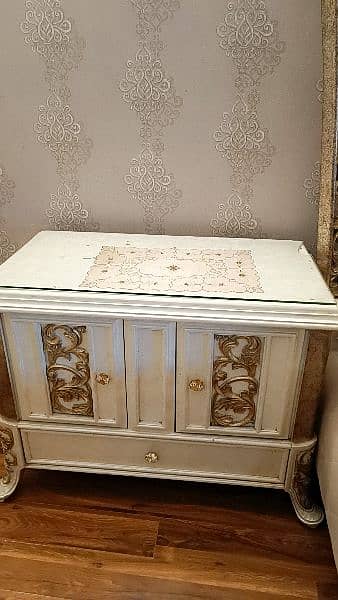 Decent Furniture Bed set with Dressing table and side tables 5