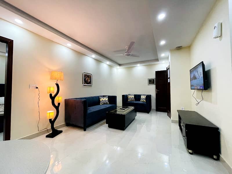 One bedroom luxury apartment for rent on daily basis in bahria town lahore 0